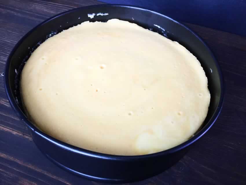 Cooked cheesecake in springform pan