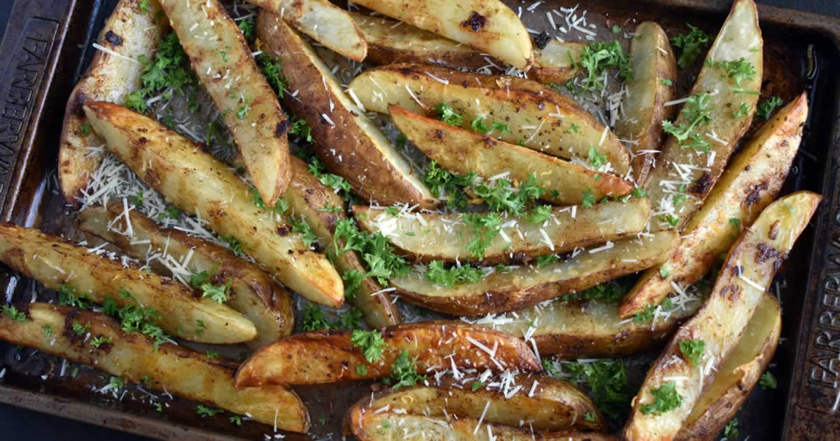 Crispy Garlic Baked Potato Wedges | Recipe Review by The Hungry Pinner