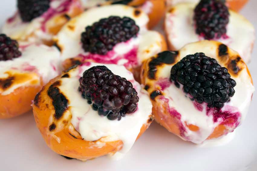 Roasted Apricots With Mascarpone and Blackberries