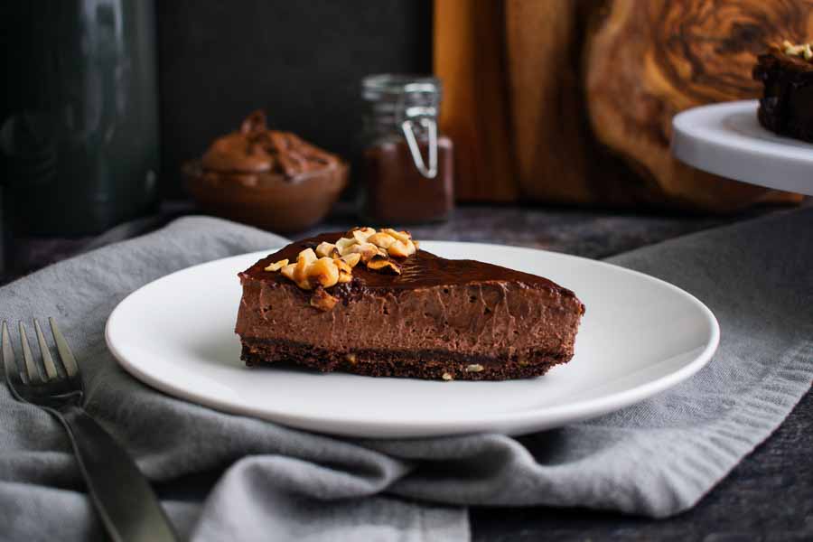 https://www.hungrypinner.com/wp-content/uploads/2023/06/chocolate-hazelnut-mousse-cake.jpg