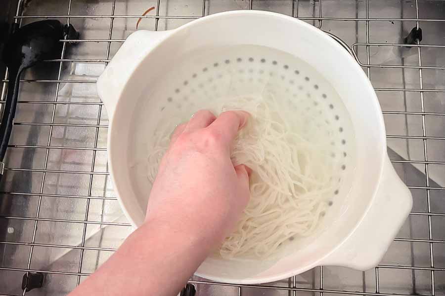 Cooling the rice noodles in an ice water bath